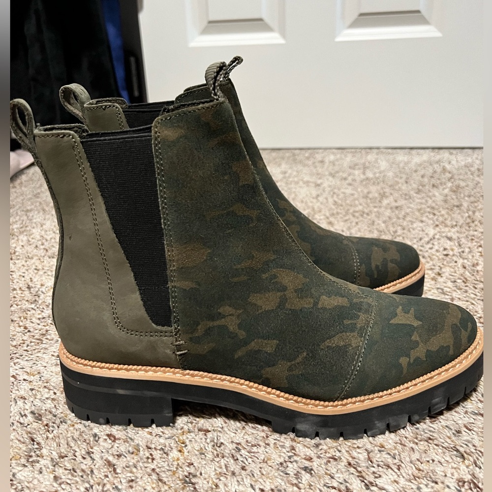 TOMS boots. Size 10.